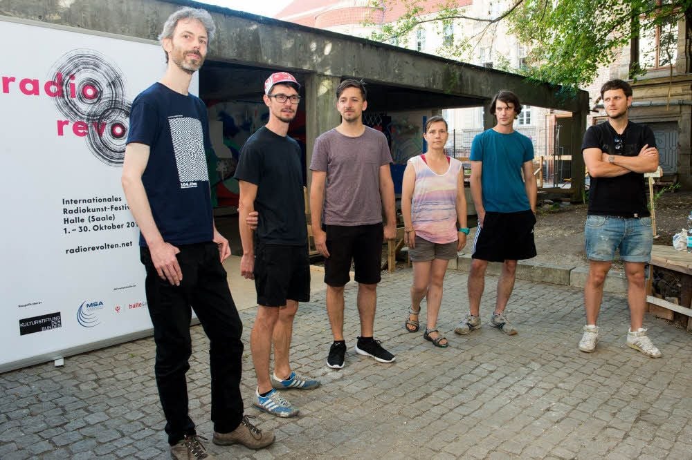Knut Auffermann (l.) und die Künstlergruppe Klub 7 im Hof der Rathausstraße
