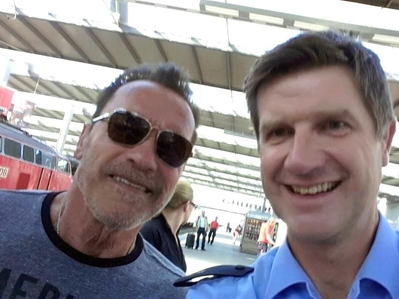 Polizeiselfie mit Schwarzenegger. Foto: Bundespolizei München