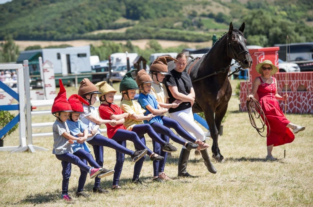 Die Voltigiergruppe der Naumburger Reitanlage Siegel trat im Showprogramm des Lauchaer Springturniers auf.