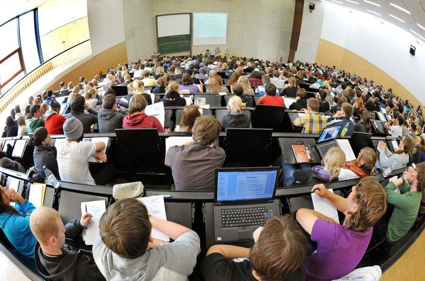Studenten sitzen in einer Vorlesung im Hörsaal.