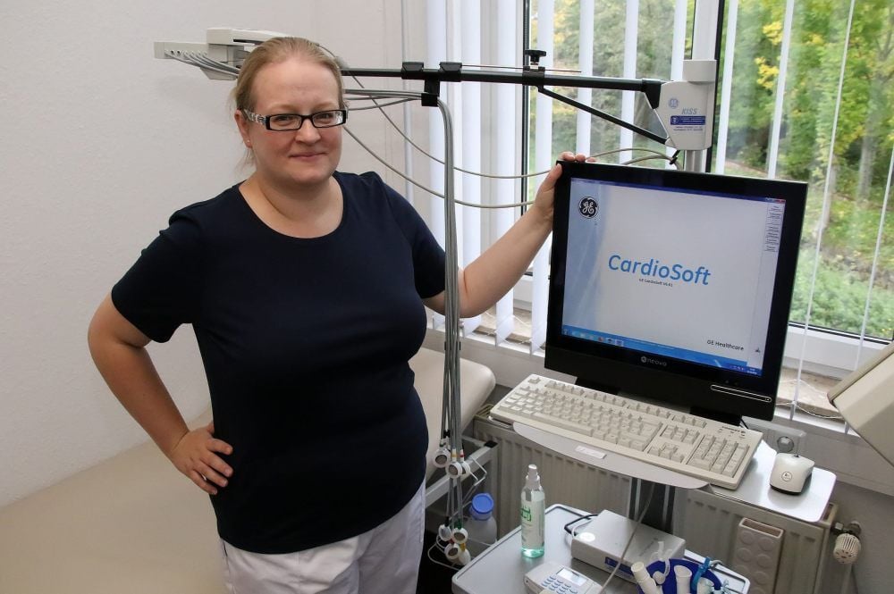 Hausärztin Grit Mittelstraß kann mit ihrer EKG-Technik auch die Herzfunktionen ihrer Patienten überprüfen.