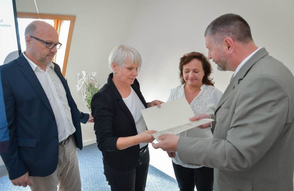 Landrat Uwe Schulze (r.) und Dezernent Bernhard Böddeker ernennen Rita Exner (2.v.l.) und Petra Fritsche aus Köthen zu Integrationslotsen.