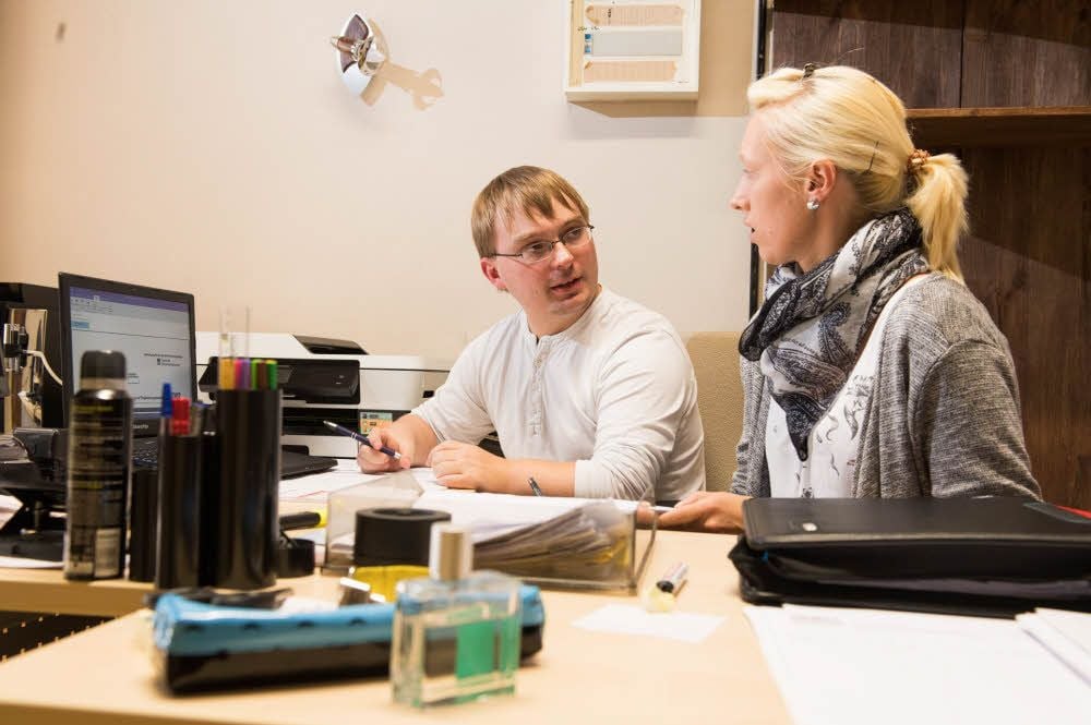 Ronny Noske - hier mit Nicole Böhm - berät Firmen und vermittelt Stellen an körperlich schwerbehinderte Menschen.