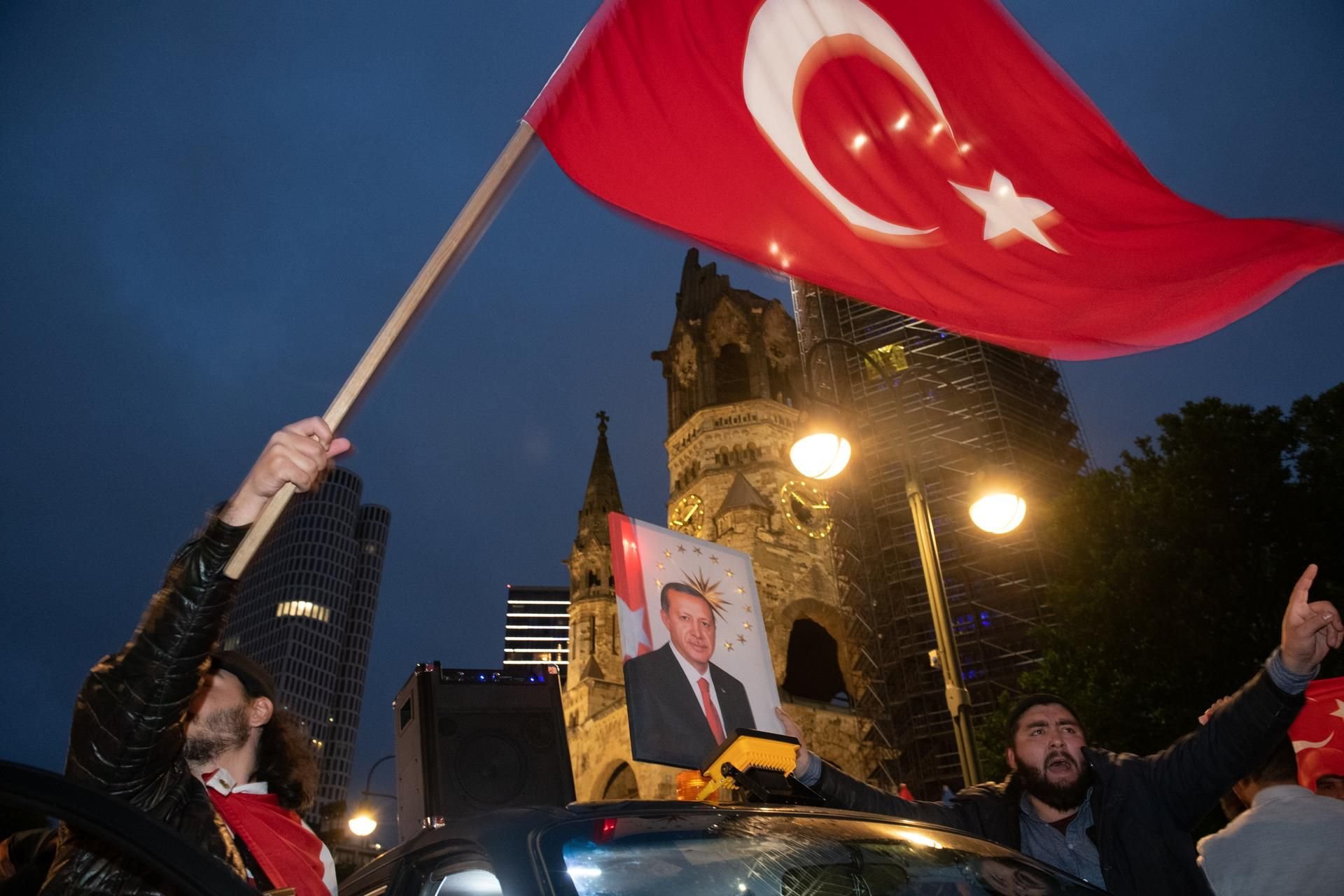 AKP-Anhänger feiern den türkischen Staatspräsidenten Recep Tayyip Erdogan (Symbolbild).