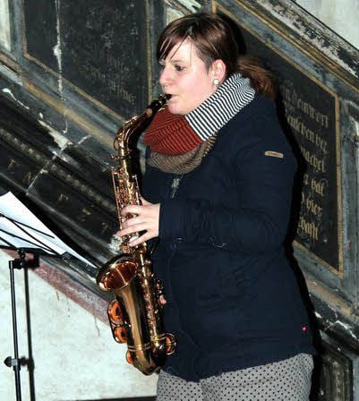 Beate Kellert am Saxofon beim Adventlichen Singen in Prettin.
