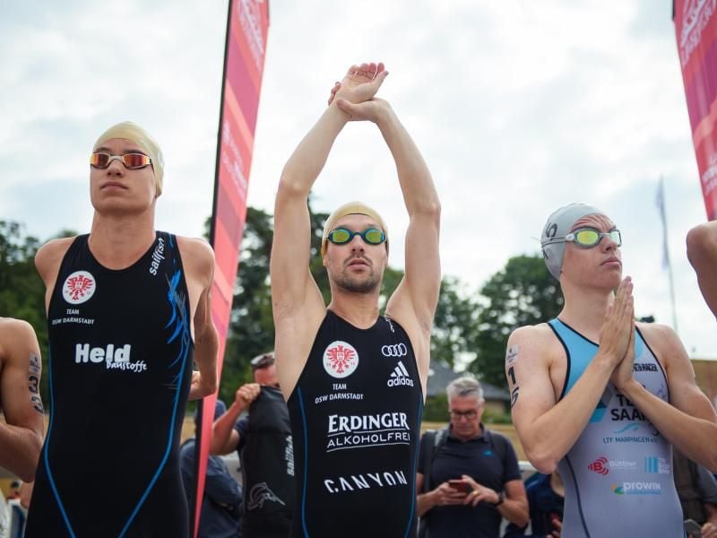 Zeigte sich im Berlin den deutschen Triathlon-Fans: Patrick Lange (M). Foto: Gregor Fischer