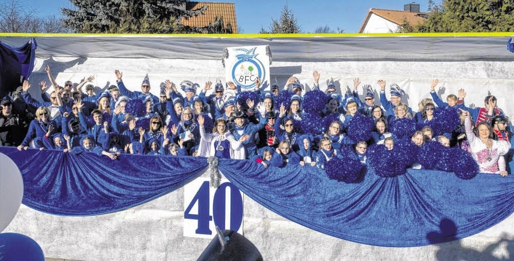 Der Barnstädter Faschingsclub ist in seiner 40. Session. Nicht nur der ganze Ort, sondern auch viele befreundete Vereine kamen, um zu gratulieren. Nach dem großen Festumzug wurde am Baumanger weitergefeiert, wo fast alle Mitglieder des BFC auf der Tribüne zusammenkamen und bejubelt wurden.