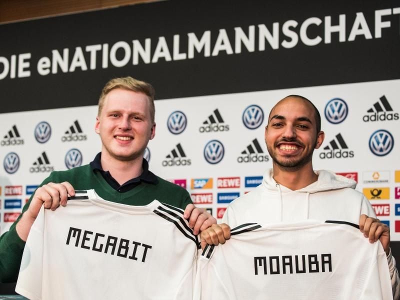 Michael „MegaBit” Bittner (l), Xbox One, und Mohammed „MoAuba” Harkous, Playstation, sind eNationalmannschaft-Spieler. Foto: Andreas Arnold