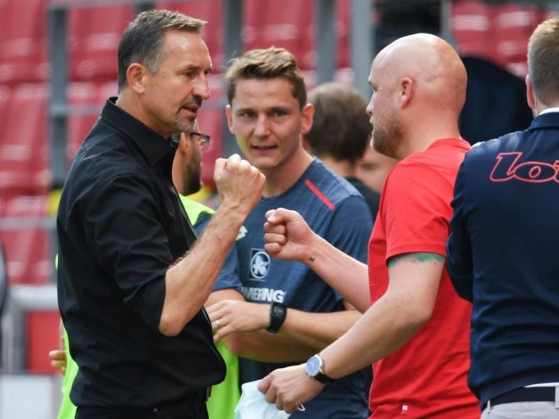 Der Mainzer Sportvorstand Rouven Schröder (r) im Gespräch mit FSV-Cheftrainer Achim Beierlorzer. Foto: Arne Dedert/dpa
