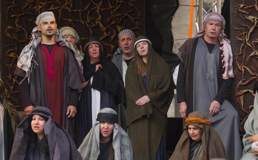 Einen Auftritt als Komparsen im Gefangenenchor gewannen Candy Rachel (mittlere Reihe, Zweite von rechts) und Undine Gerstner (links daneben).
