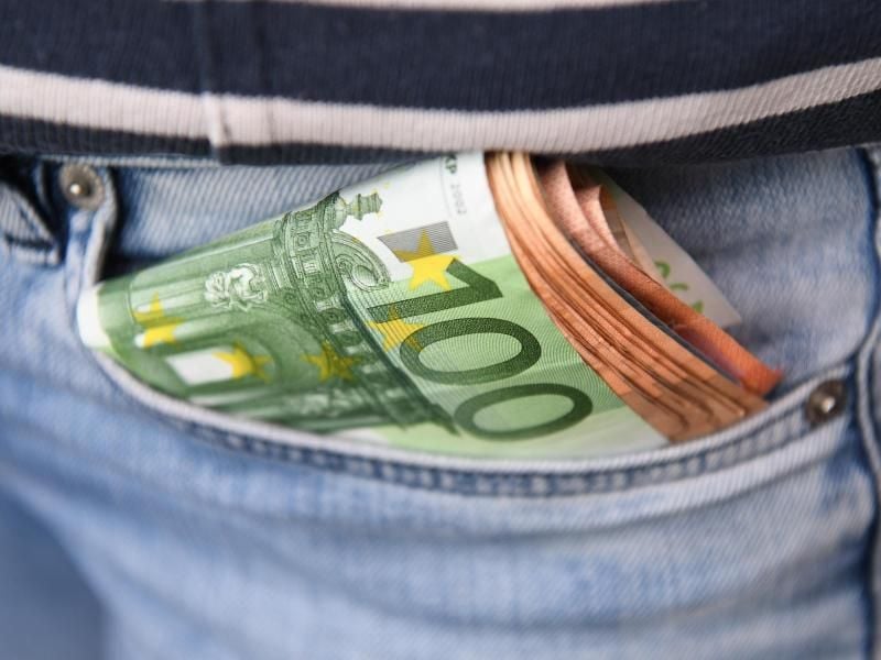 Statt zum Bargeld greifen die Deutschen immer häufiger zu Karte oder Handy. Foto: Robert Michael