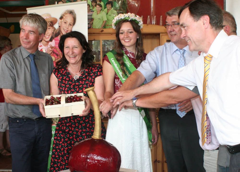 Beim Anschnitt der riesigen in der Bäckerei Käpernick in Annaburg entstandenen Torte in Form einer Kirsche (von links): Umwelt-Staatssekretär Ralf-Peter Weber aus Dessau, Sylke Zwicker vom gastgebenden Schweinitzer Obsthof, die 21. Sächsische Blütenkönigin Laura I., Gerd Kalbitz, Vorsitzender des Landesverbandes Sächsisches Obst e.V.,Landrat Jürgen Dannenberg, Oliver Zwicker (beide nicht zu sehen) und ganz rechts Jessens Bürgermeister Michael Jahn.