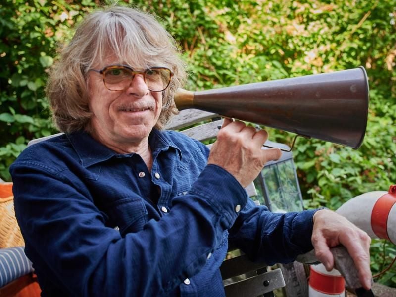 Der Musiker und Komiker Helge Schneider ist mit dem Resultat seines Vorschlags zufrieden. Foto: Bernd Thissen/dpa