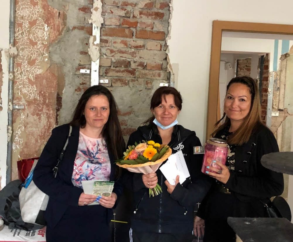Nicole Lima Coelho (M.) kämpft mit den Tränen. Dekita-Chefin Doreen Rach (l.) und Hortleiterin Stefanie Weller überbringen die Spenden und Grüße vom Team des Hortes „Friedi“ der Friederikenschule, den Kindern und Eltern.