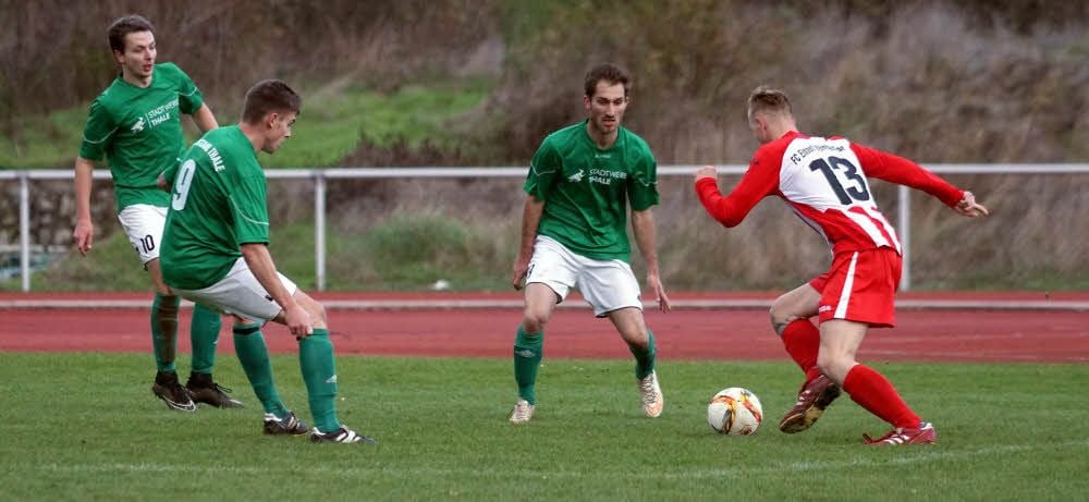 Die Thalenser Kai Rathsack, Kai Meldau und Max Binsker (v.li.) lassen dem Wernigeröder Marius Maximilian Sturm beim 2:1-Derbysieg keine Lücke. Nun wartet gegen Halberstadt II das nächste schwere Heimspiel auf sie.