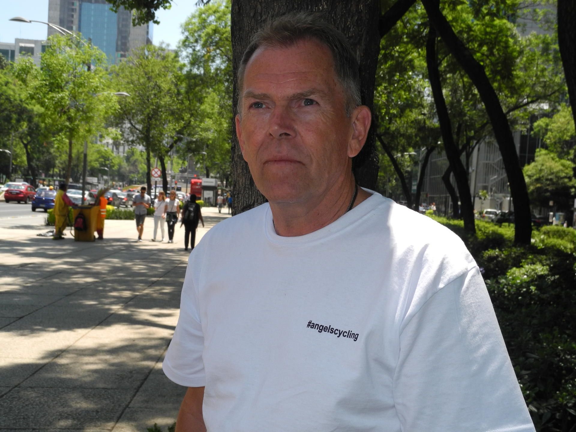 Rainer Hagenbusch steht in einem Park an der Straße Paseo de la Reforma in Mexiko-Stadt. Der 56-Jährige war nach Mexiko gekommen, um dem Mord an seinem Bruder nachzugehen.