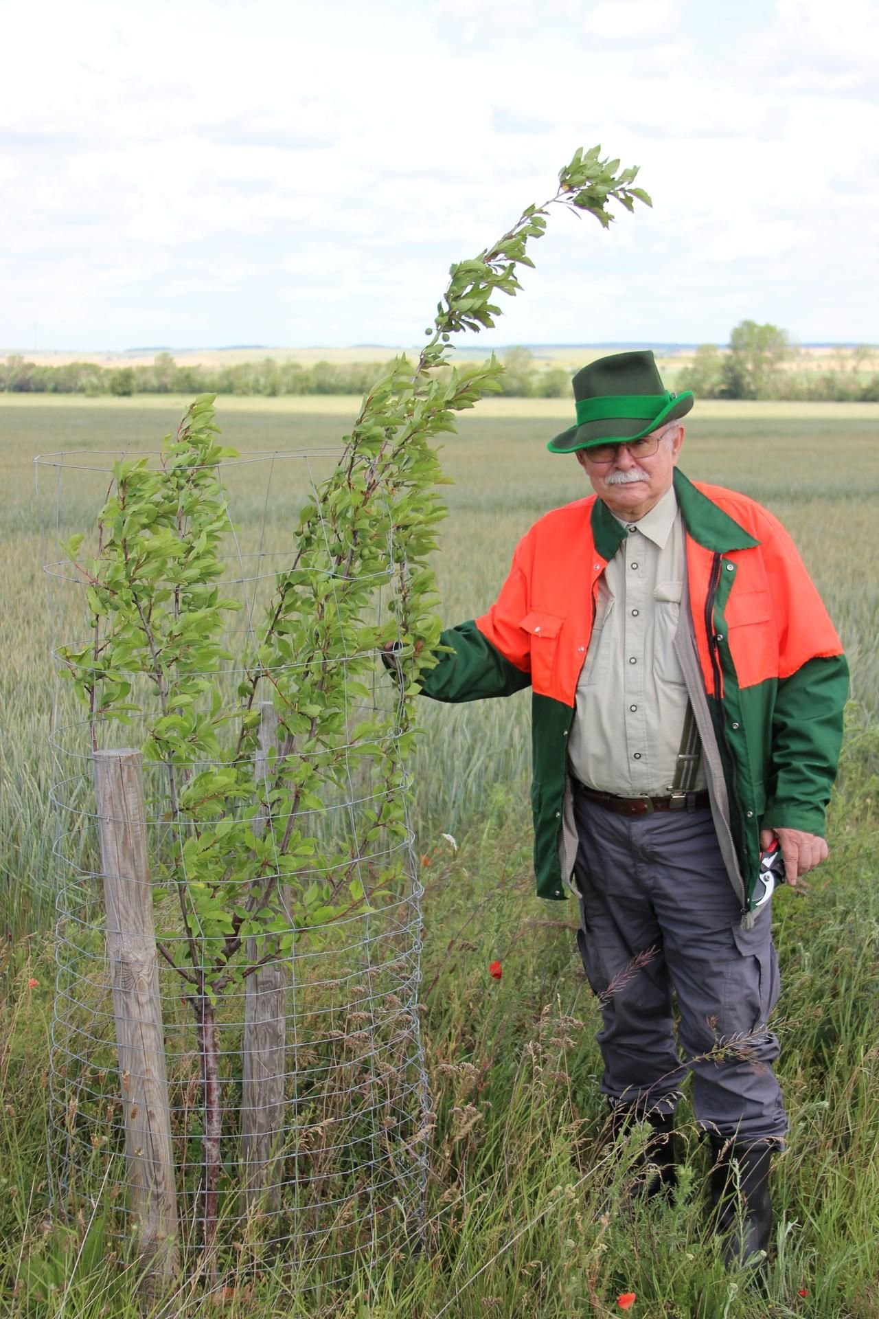 Jäger, Ornithologe, Grünrock im Grünen: Karl-Heinz Ecke hat sich seit vielen Jahrzehnten das Thema Biotopverbesserung auf die Fahne geschrieben - an ungezählten Stellen in Sachsen-Anhalt hat er Hecken und kleine Bäume gepflanzt und pflanzen lassen.