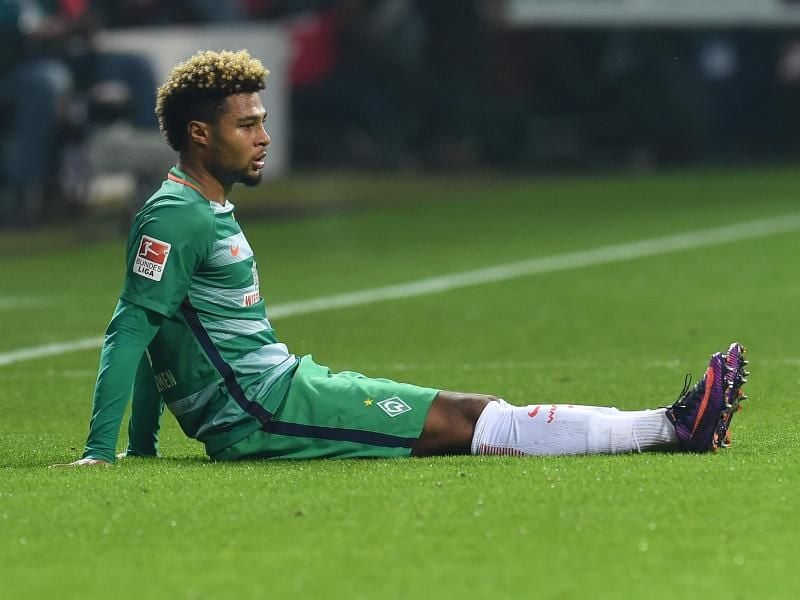 Bremens Serge Gnabry sitzt verletzt am Boden.