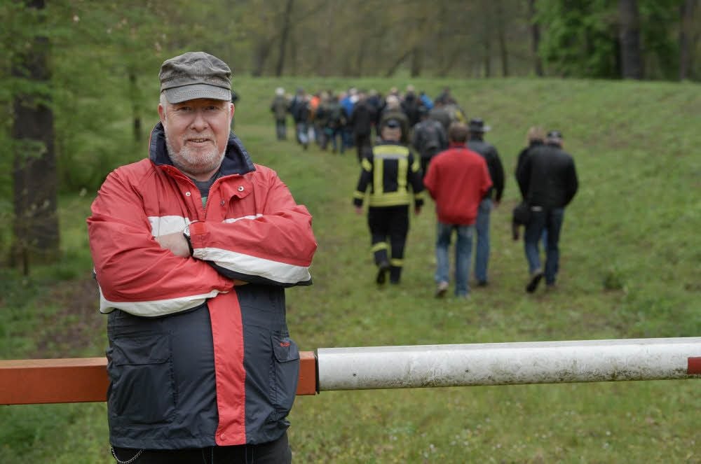 Ein Deichläufer in spe: Gerald Siebert ist der Wasserwehr beigetreten und erfährt nun jede Menge über die Deiche in Aken.