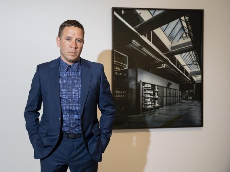 Fotogarf Andreas Mühe in seiner Ausstellung „Mischpoche" im Hamburger Bahnhof vor dem Werk „Etagenwagen II 2016-2019". Foto: Christoph Soeder