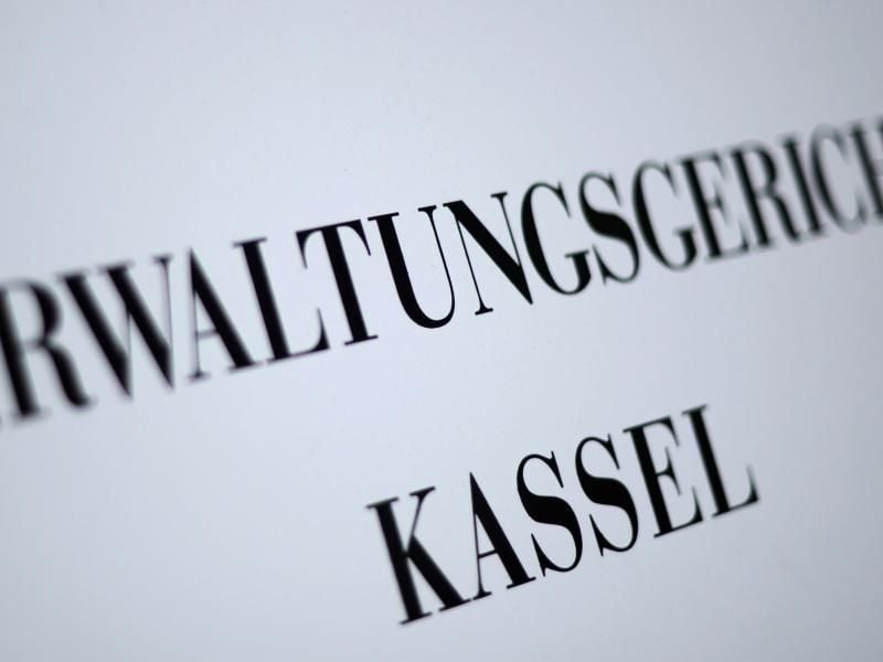 Blick auf das Türschild am Verwaltungsgericht in Kassel. Foto: Uwe Zucchi/dpa