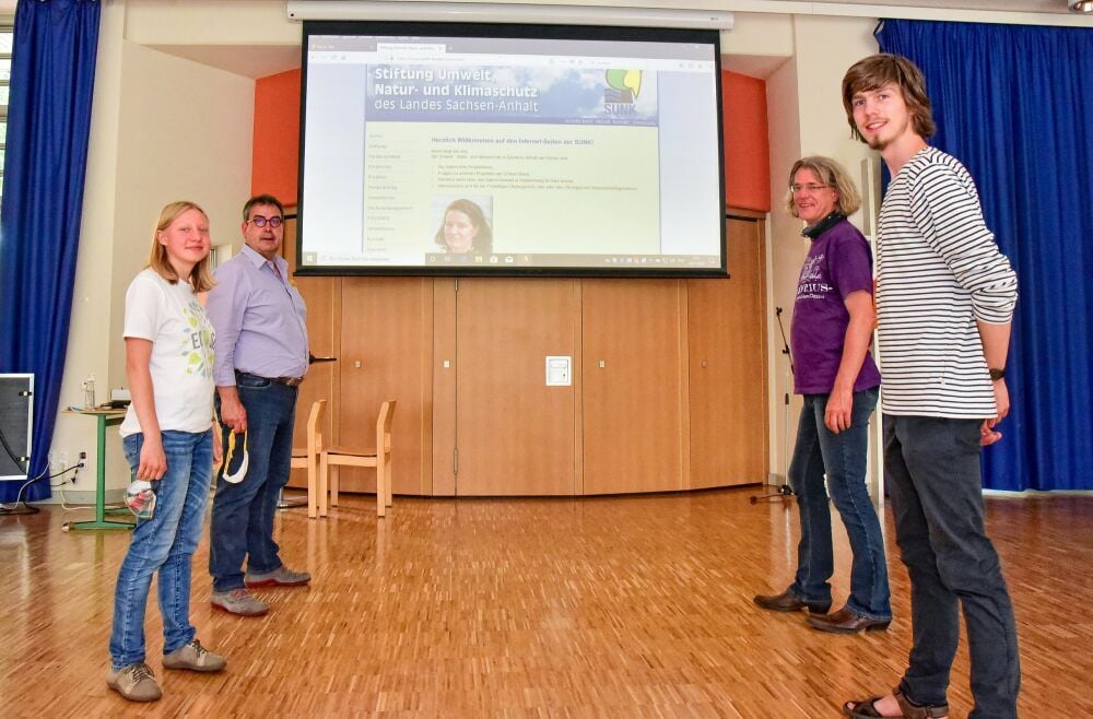 Henriette Worms, Benedikt Kraft, Bernd Krueger, Jakob Krueger (v.l.n.r) bei der Online-Preisverleihung im Liborius-Gymnasium.