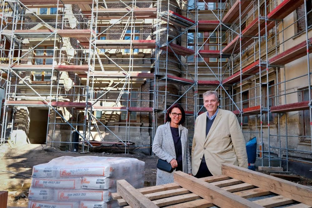 Architektin Sabine Däschler mit Robert Hammerl auf der Baustelle