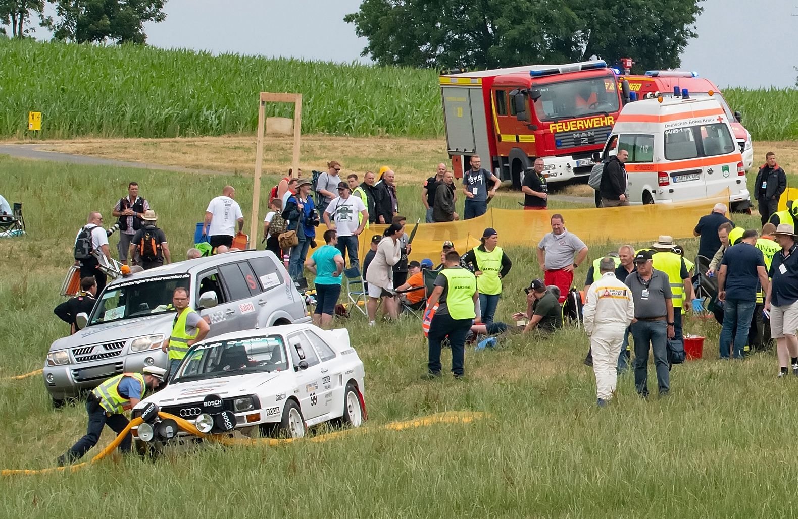 Sicherheitskräfte helfen den Verletzten an der Unfallstelle in Daun in Rheinland-Pfalz.