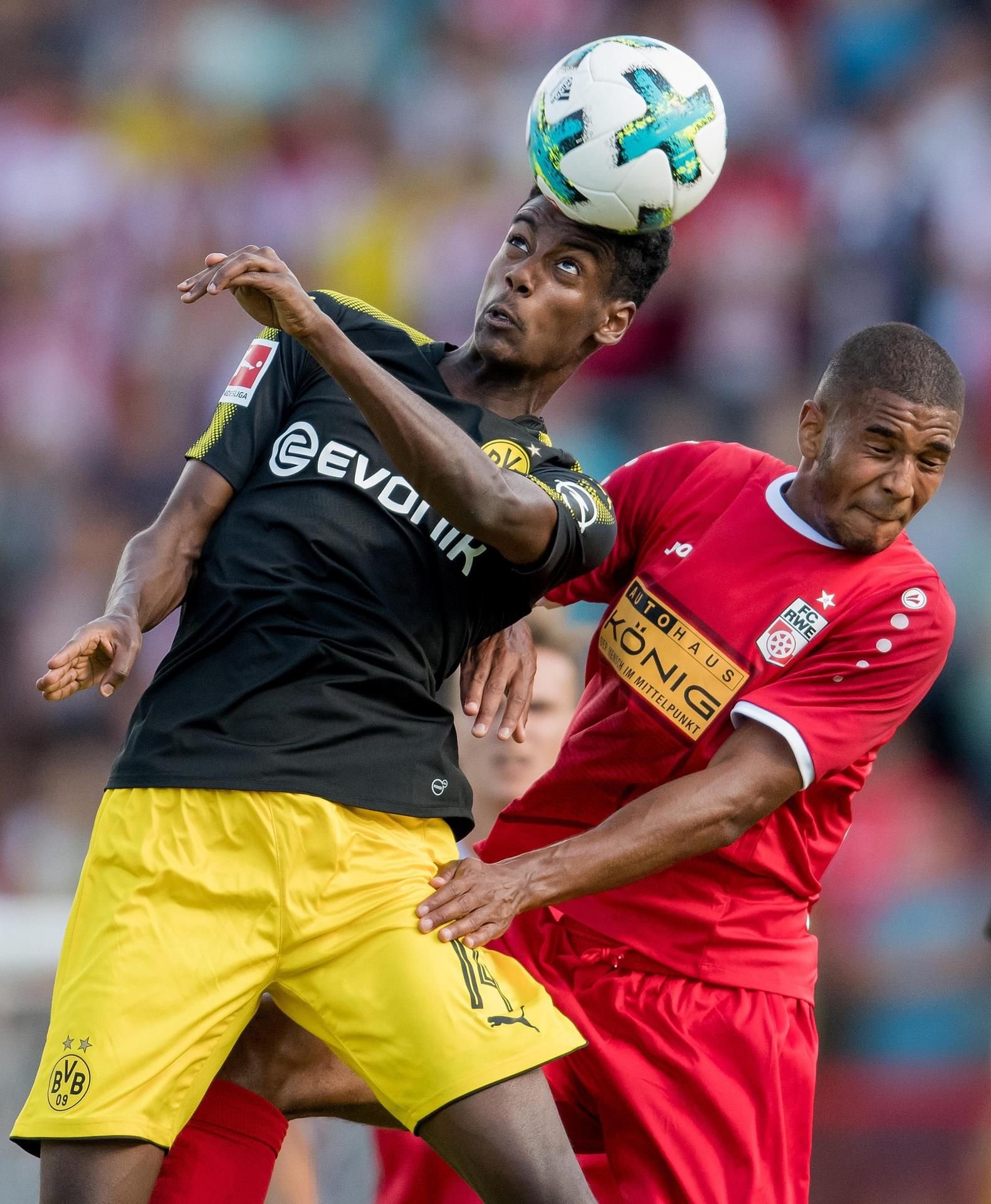 Erfurts Wilfried Sarr (r). und Dortmunds Alexander Isak im Zweikampf.