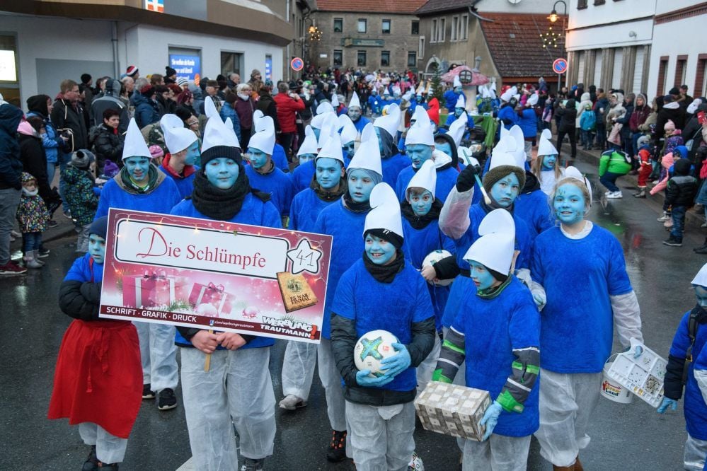 Die Sportgemeinschaft Fortuna Bad Bibra nahm mit Dutzenden blauer Schlümpfe am 18. Märchenumzug in Bad Bibra teil.