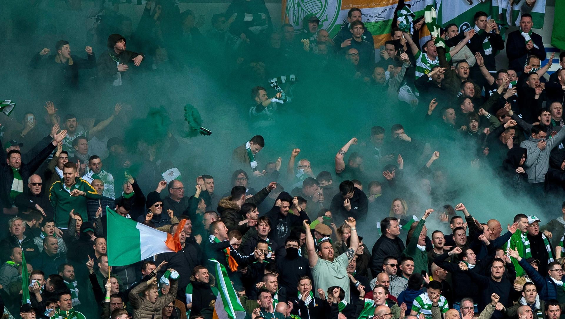 Fans von Celtic Glasgow feiern ausgiebig die schottische Meisterschaft.