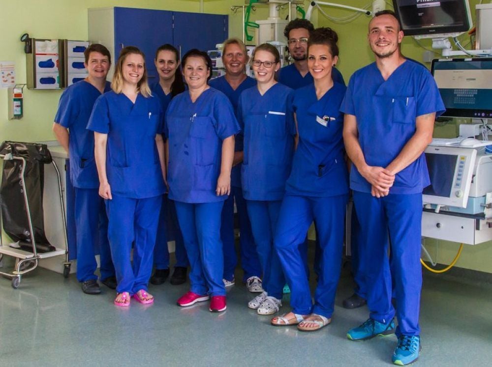 Einige der Pflegeprofis aus dem 60-köpfigen Team der Intensivstation des Herzzentrums Coswig. Nach dem Sieg auf Landesebene wollen die Schwestern und Pfleger auch auf Bundesebene Erfolg haben.