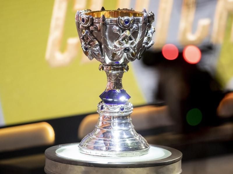 Der Pokal der „League of Legends”-Weltmeisterschaft steht während der Gruppenphase in der Verti Music Hall auf der Bühne. (Archivbild). Foto: Christoph Soeder/dpa