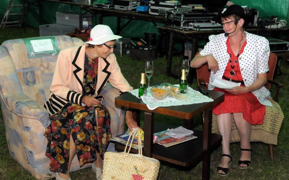 Erna (Karin Friedrich) und Frieda (Birgit Fischer) machten es sich in ihren Fernsehsesseln gemütlich und zappten durchs Programm.