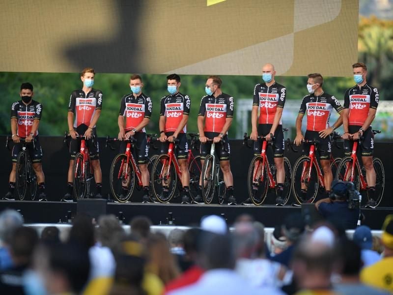 Vor dem Tour-Start hat das Team Lotto-Soudal mehrere Personen wegen „nicht negativer” Coronatests aus dem Betreuerstab genommen. Foto: David Stockman/BELGA/dpa