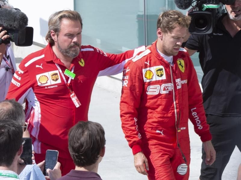 Sebastian Vettel verlässt beim Großen Preis von Kanada enttäuscht die Siegerehrung. Foto: Paul Chiasson