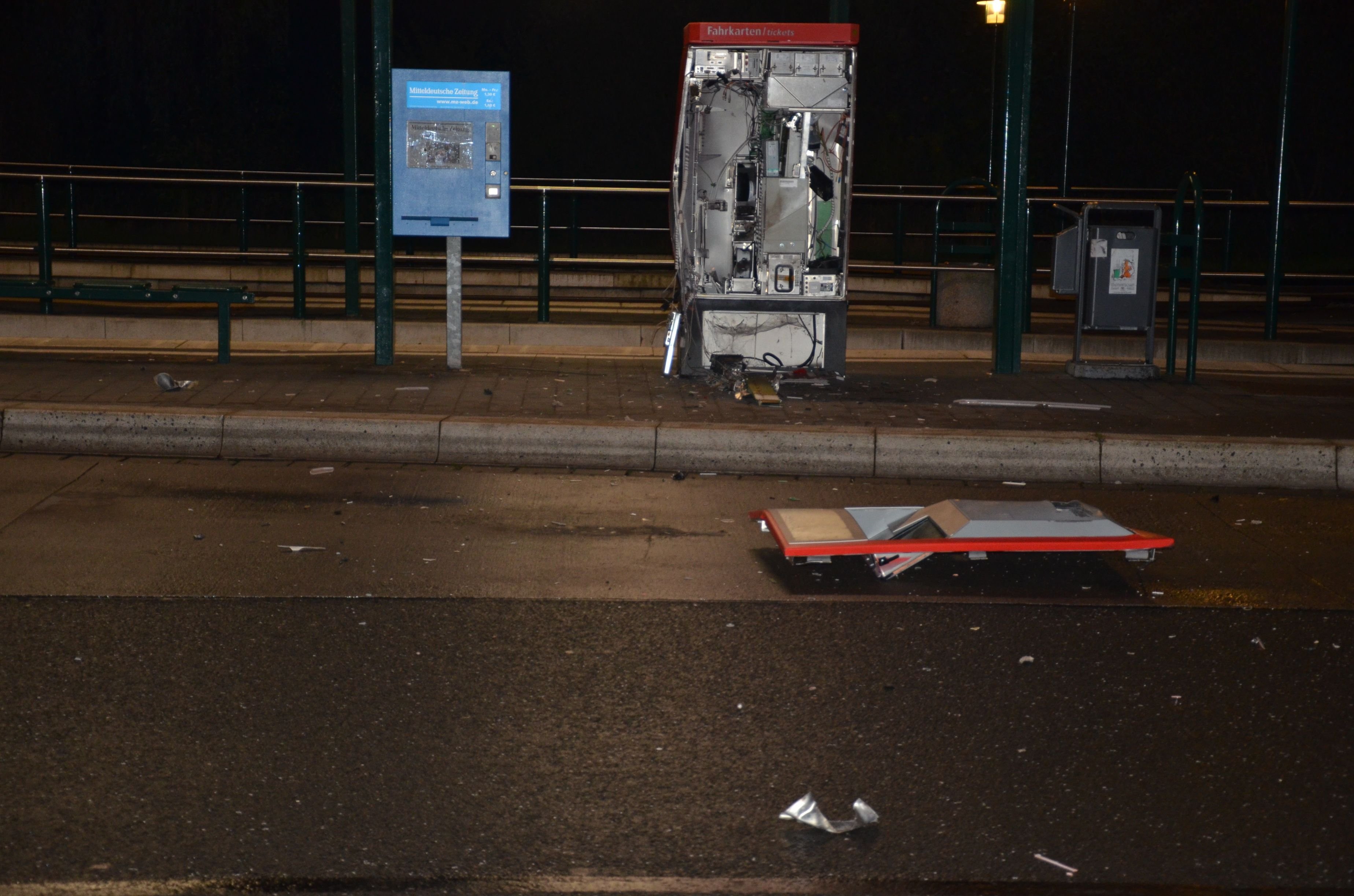 Zerstörter Fahrkartenautomat in der Dölauer Straße