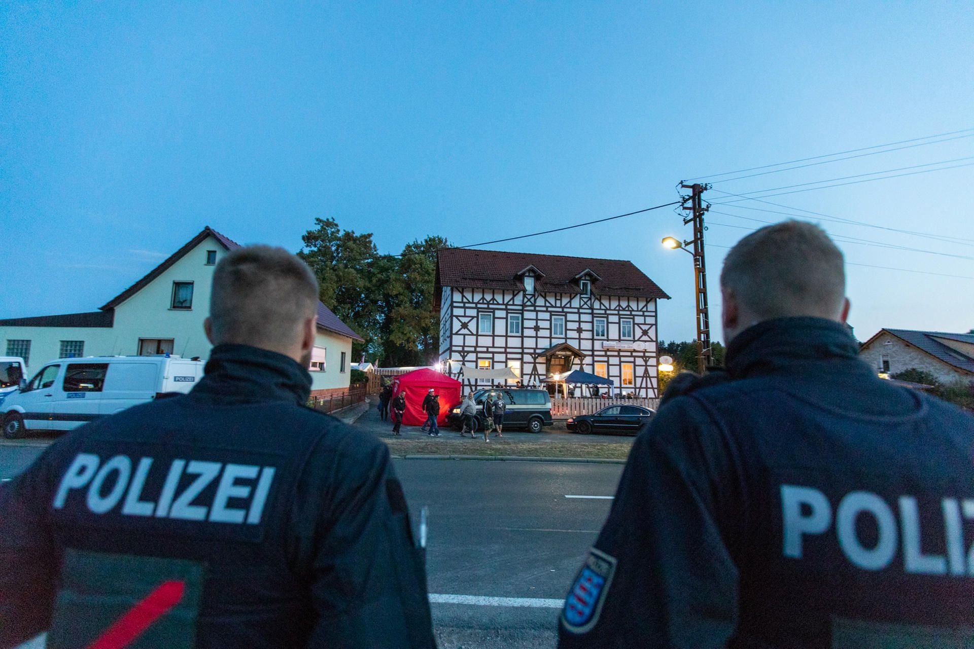Die Polizei überwacht im August 2018 das Geschehen am Kloster Veßra, wo sich Anhänger der rechten Szene zu einem Neonazi-Konzert treffen.