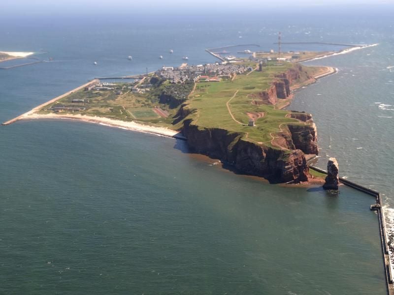 Die Hochseeinsel Helgoland ist aus einem Flugzeug heraus zu sehen. Foto: Marcus Brandt/dpa/Archivbild