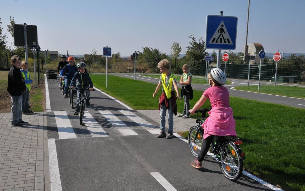 Der Verkehrsgarten wurde von den Schülern direkt in Beschlag genommen. Hier können sie nun die Regeln des Straßenverkehrs kennen lernen.