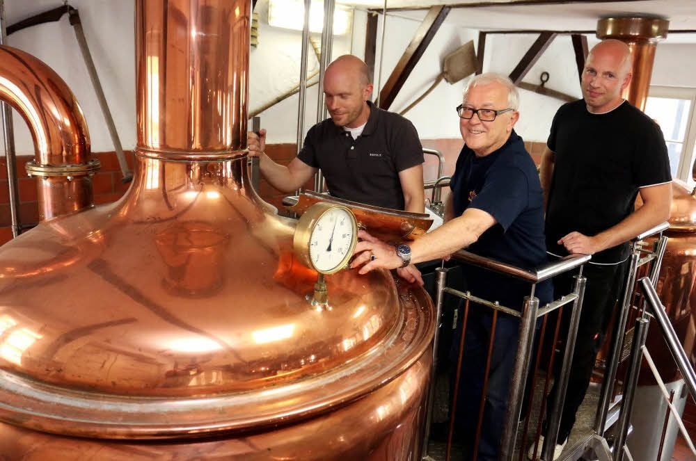 Im Köthener Brauhaus wird wieder Bier gebraut. Jean Titze, Jürgen Titze und Stephan Nickel (v. li.) begutachten den Vorgang.