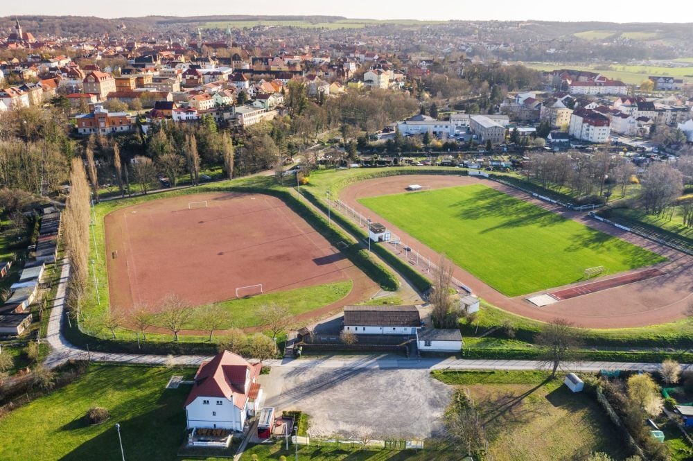 Gleich zwei Spielstätten im Männerbereich hat der SC Naumburg - hier das Stadion Saalestraße mit dem Vereinsheim im Vordergrund.