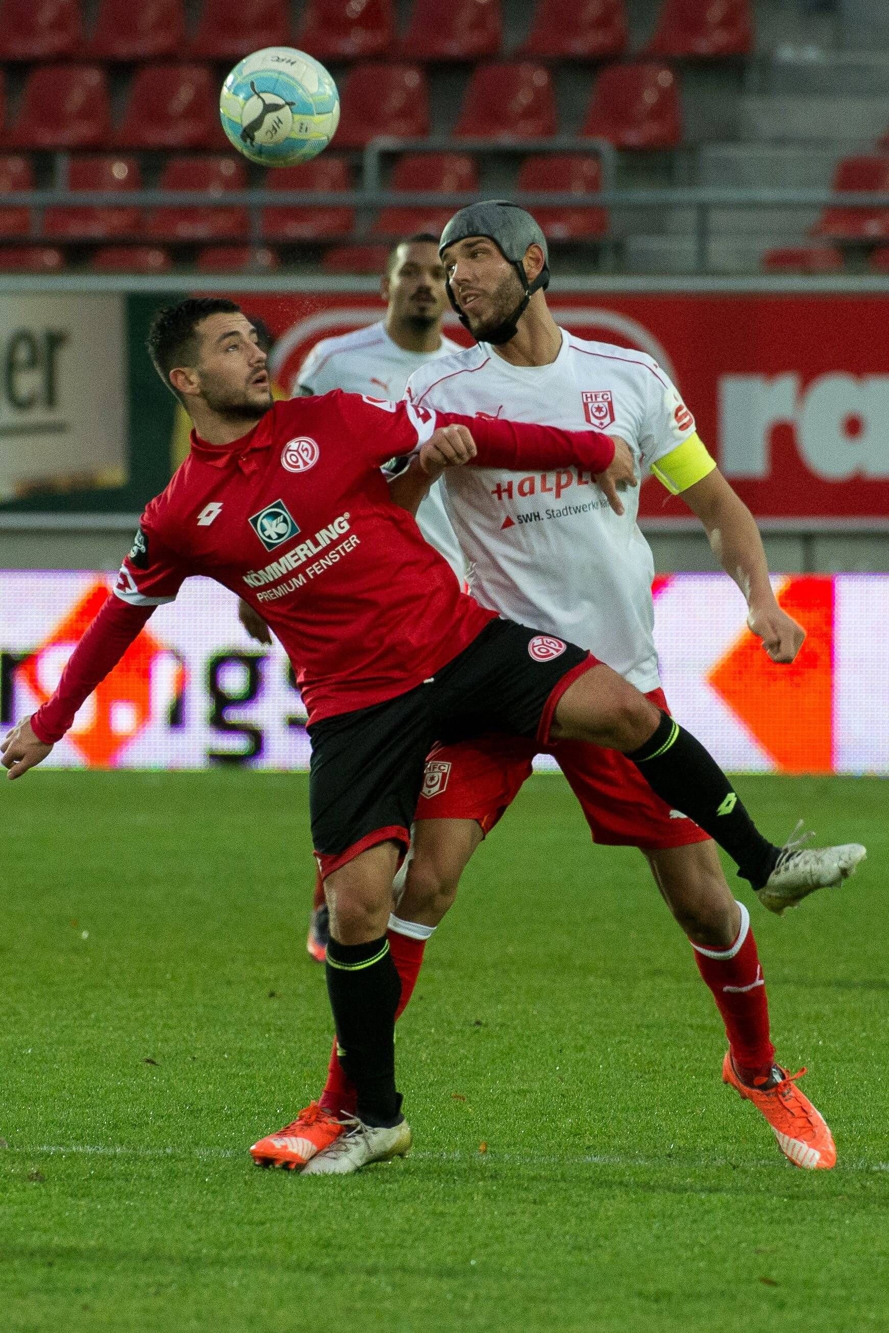 Klaus Gjasula (r.) im Kopfballduell mit Mainz' Benjamin Trümner