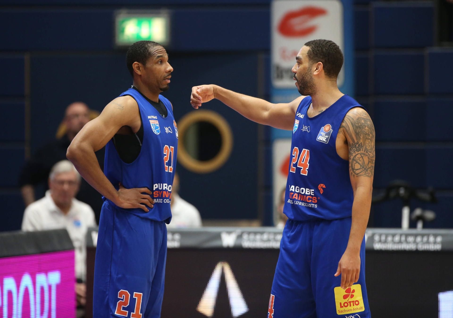 Tremmell Darden (l.) und Andrew Warren verlassen Weißenfels.