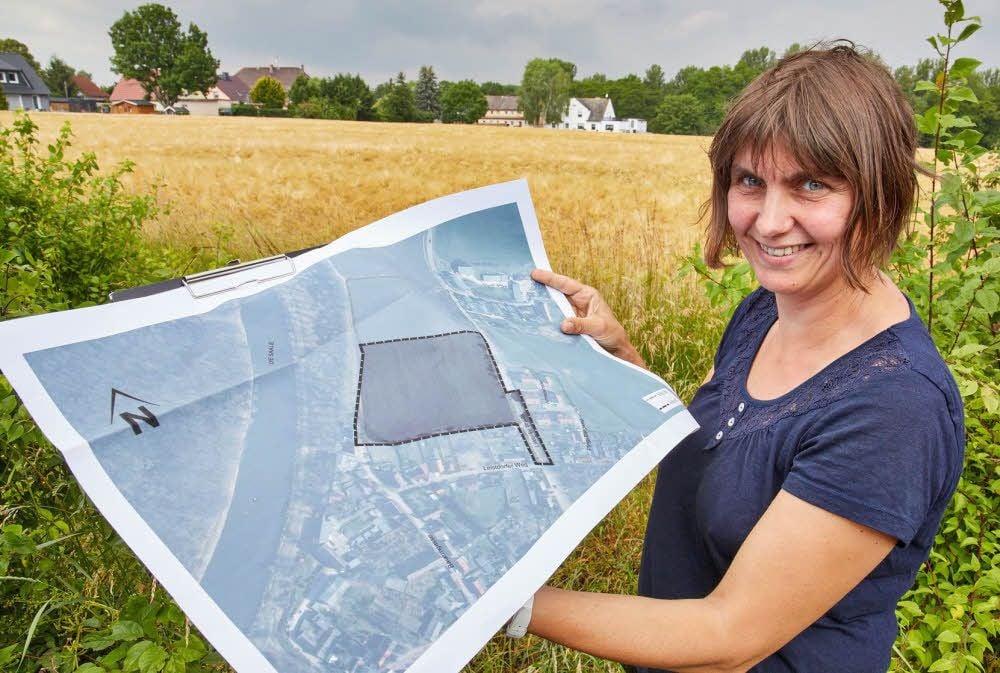 Ute Pietsch vom Bernburger Planungsamt zeigt die Fläche an der Latdorfer Straße, auf der eine Eigenheimsiedlung entstehen soll.