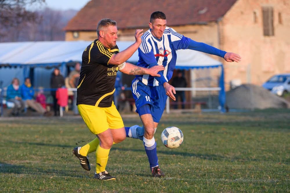 Auch drei Treffer von Dirk Bornschein (r.), hier in einem früheren Spiel mit dem Mertendorfer Daniel Müller, konnten die 4:5-Niederlage des Reinsdorfer SV bei Memleben/Wohlmirstedt nicht verhindern.