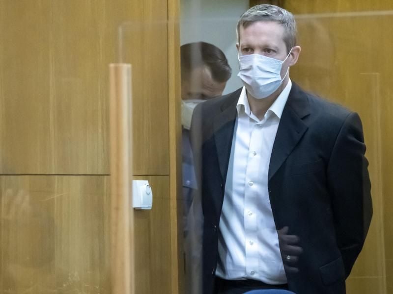 Stephan Ernst, der des Mordes an dem Kassler Regierungspräsidenten Walter Lübcke angeklagt ist, kommt zur Fortsetzung des Prozesses in den Gerichtssaal im Oberlandesgericht. Foto: Ronald Wittek/epa/Pool/dpa/Archiv