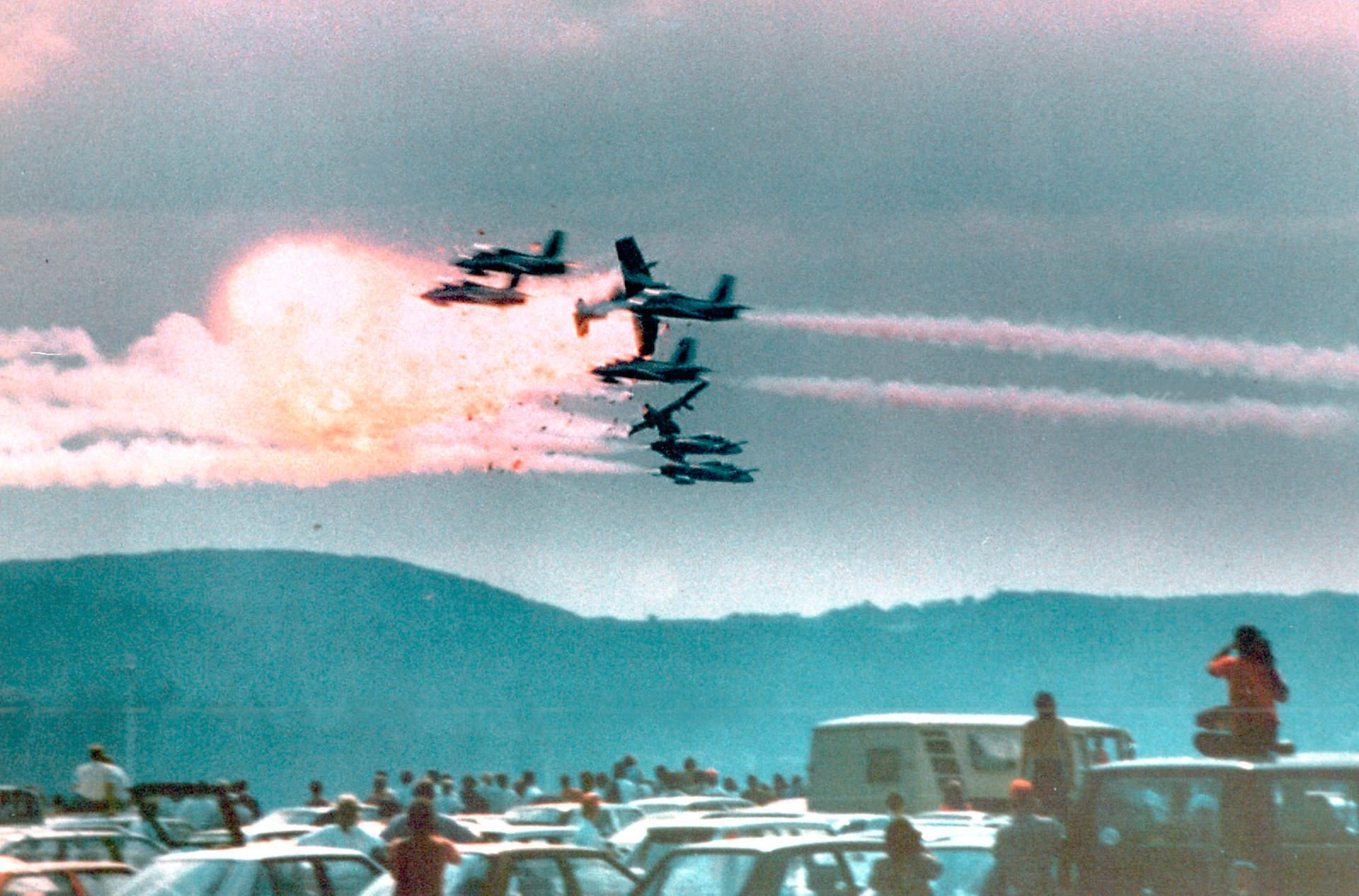 Maschinen der italienischen Flugstaffel kollidieren in der Luft.