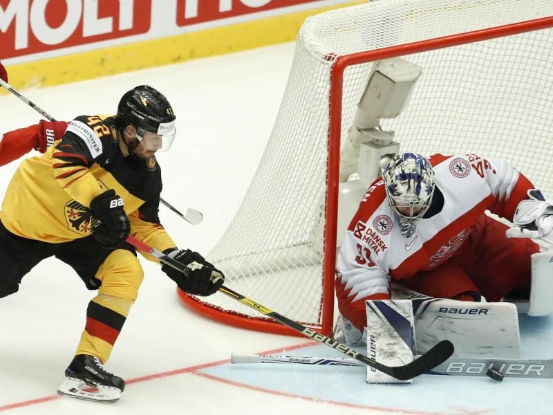 Frederik Andersen (r) stoppt einen Angriff von DEB-Akteur Yasin Ehliz. Der dänische Torwart glänzte im Spiel gegen Deutschland. Foto: Petr David Josek/AP
