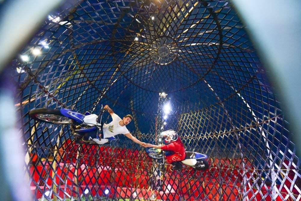 Die Kolumbianer Victor (links) und Robinson bei waghalsigen Kunststücken im „Globe of Death“, der Todeskugel.